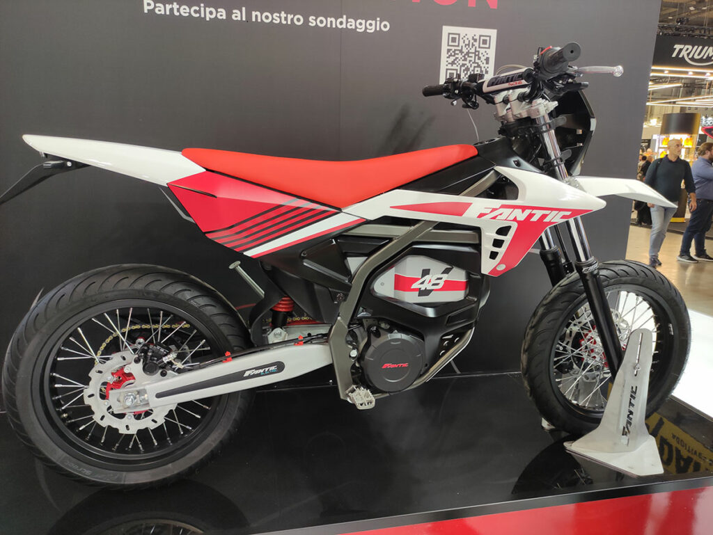 Fantic Motard EV blanco, rojo y negro