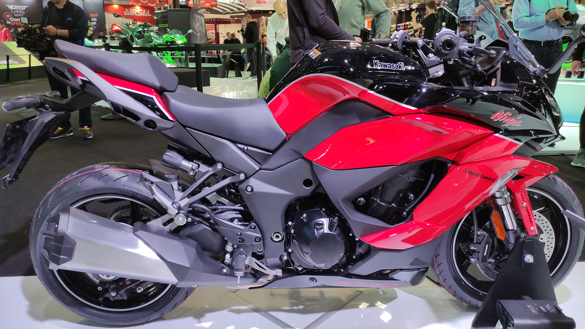 Kawasaki eleva el listón de sus decoraciones Ninja 40 Aniversario con una nueva gráfica… ¡inspirada en la GPZ900R!