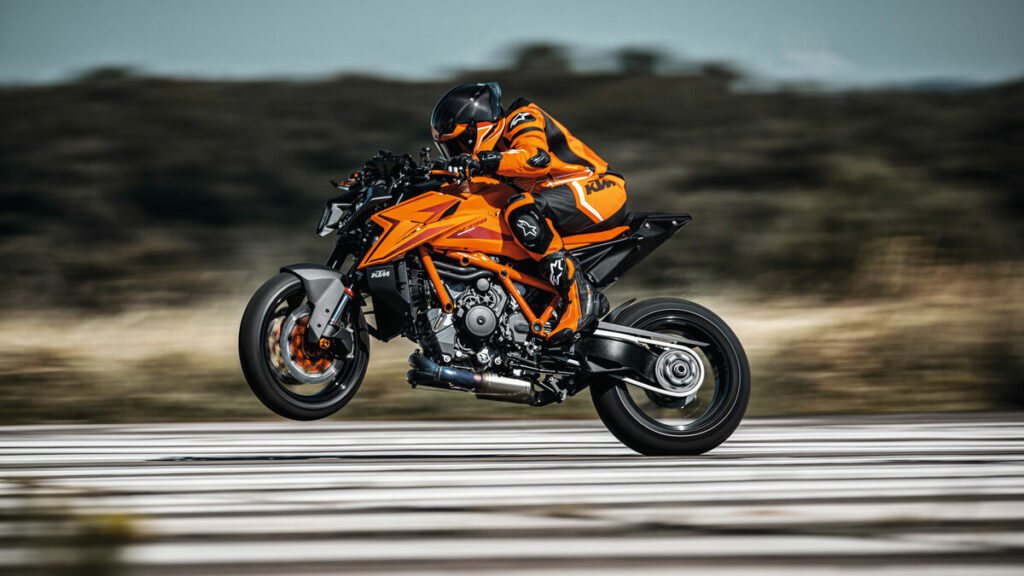 Son las 10 motos con más cilindrada de 2024: tienen motores (casi) de coche 10 ktm 1390 super duke r evo2