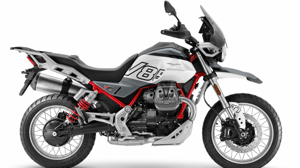 Las versiones 2024 de la moto trail superventas de Moto Guzzi desvelan sus precios 11 Moto Guzzi V85 TT 2024, blanco, gris, rojo