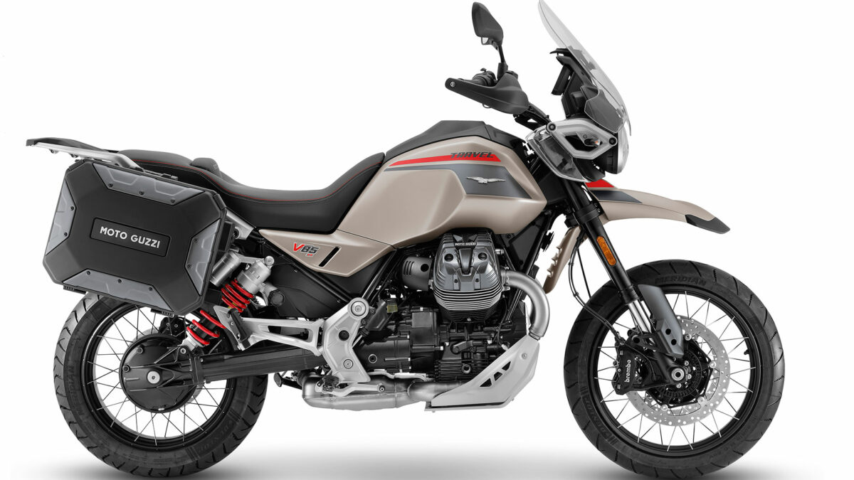 La Moto Guzzi V85 2024 se presenta con una gama totalmente renovada y una versión exclusivamente asfáltica
