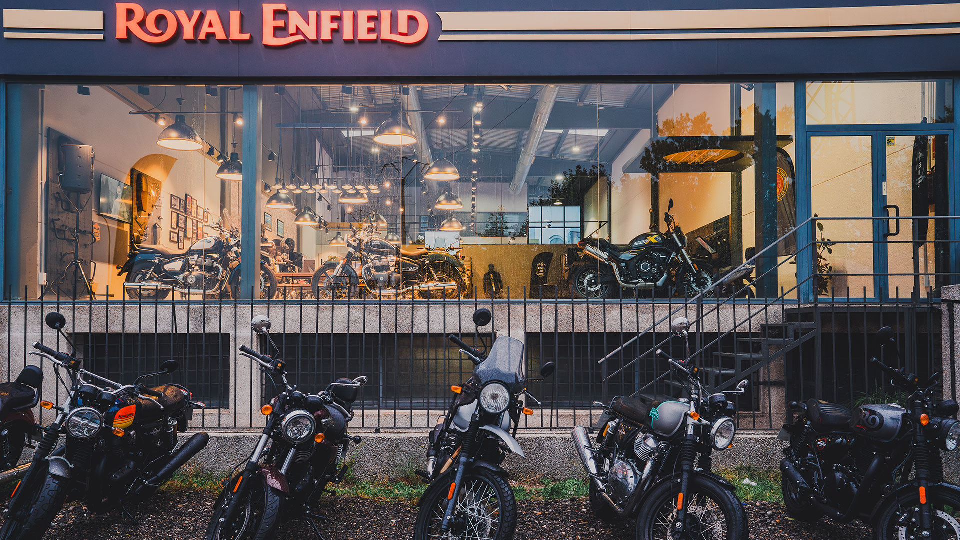 Royal Enfield se expande en España con dos nuevos centros