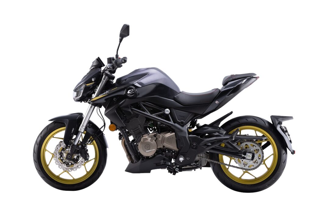 Este es el precio de la Voge 525R y las motos naked rivales 17 qj motor srk 400