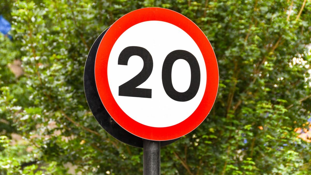 Reducen la velocidad en ciudad a 20 km/h