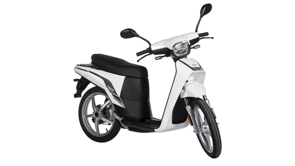 Este es el precio del VMoto Soco F01 y los scooter eléctricos rivales 12 Askoll NGS-3, blanco