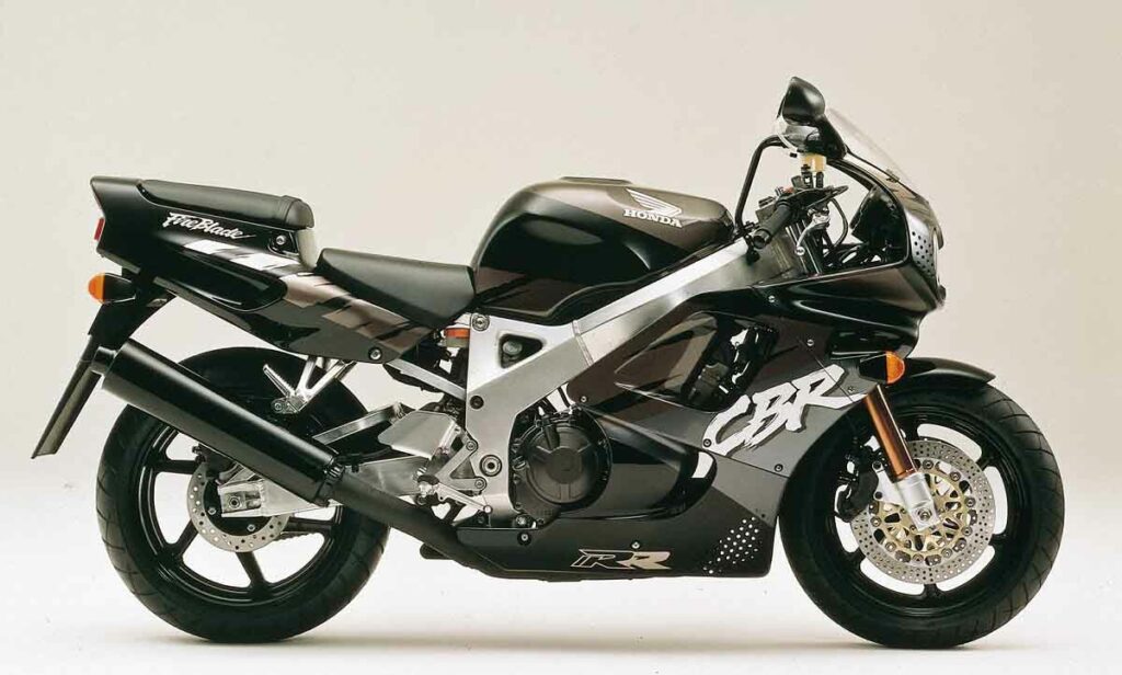 Las motos deportivas de 1992 que hicieron historia (I) 18 Honda CBR900RR Fireblade 1992, negro