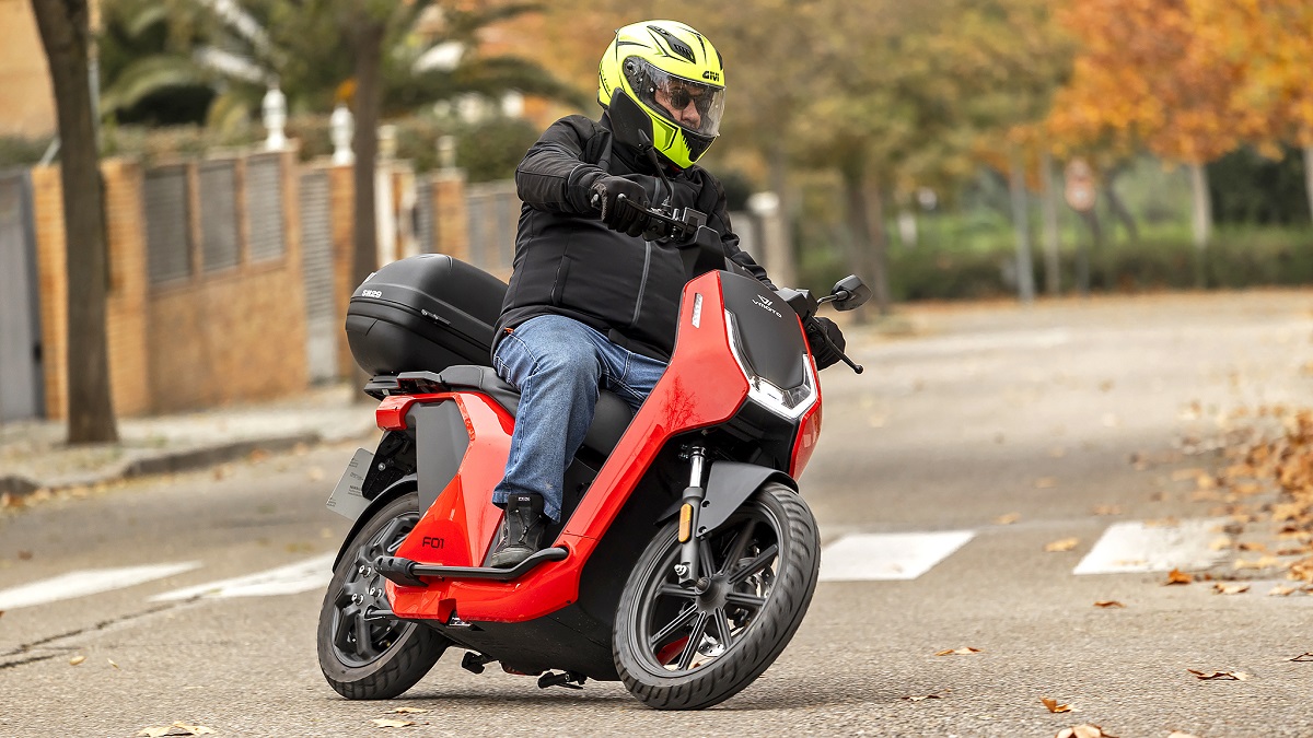 VMoto Soco F01, color rojo