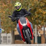 Prueba VMoto Soco F01, color rojo