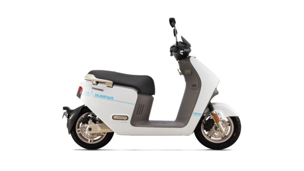Este es el precio del VMoto Soco F01 y los scooter eléctricos rivales 13 Keeway Blueshark R1 L3, blanco