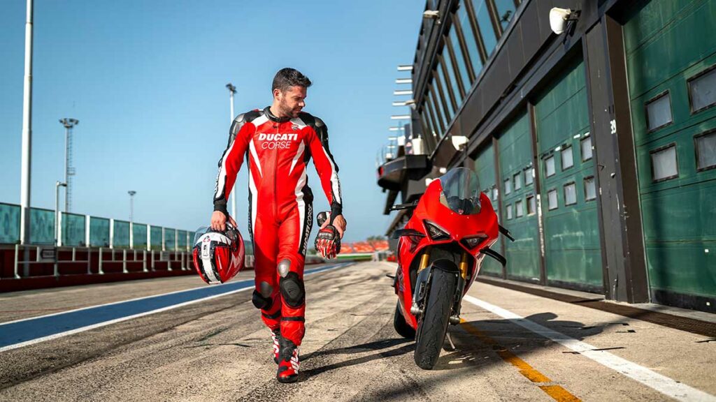 La colección de ropa 2024 de Ducati cubre todas las necesidades de los amantes de la marca 11 MY24_DUCATI_APPAREL_COLLECTION-_103__UC583303_High