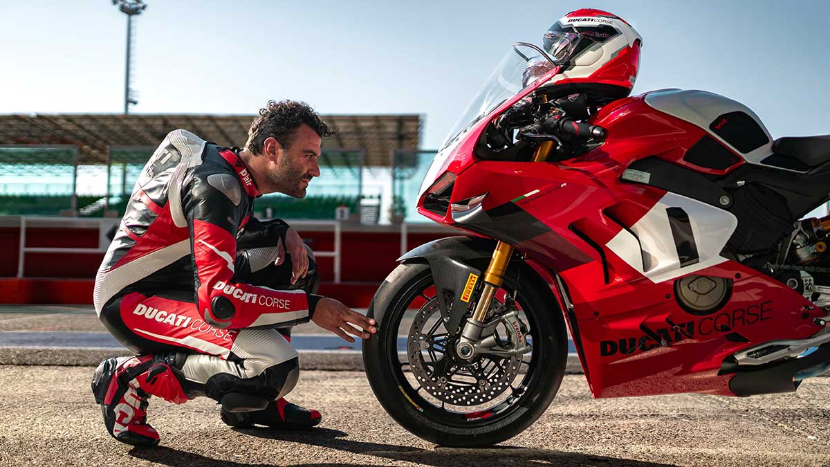 La colección de ropa 2024 de Ducati cubre todas las necesidades de los amantes de la marca 1 MY24_DUCATI_APPAREL_COLLECTION-_106__UC583302_High
