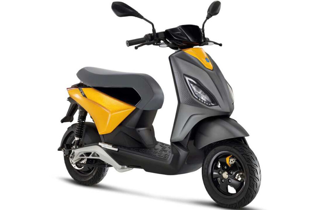 Este es el precio del VMoto Soco F01 y los scooter eléctricos rivales 15 Piaggio 1 Active, gris y amarillo