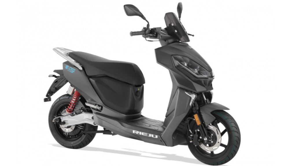 Este es el precio del VMoto Soco F01 y los scooter eléctricos rivales 16 Rieju E-City, gris