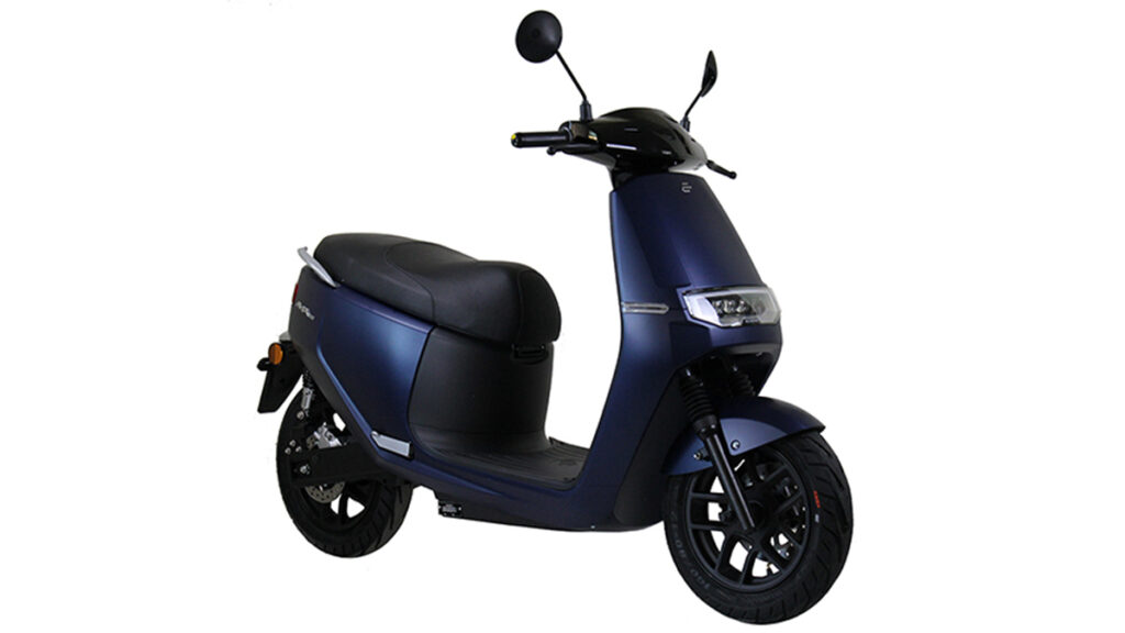 Este es el precio del VMoto Soco F01 y los scooter eléctricos rivales 18 Sumco E2 Max, azul