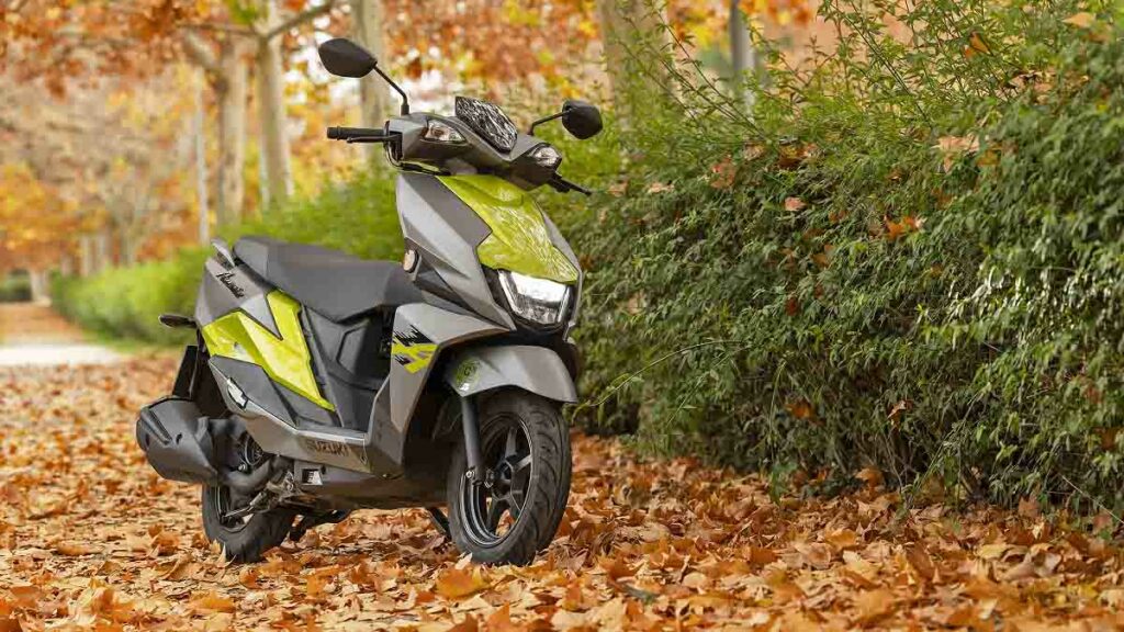 Regálate un scooter 125 económico y en oferta para la vuelta a la acción urbana: este Suzuki es perfecto 14 Suzuki Avenis 125 gris y verde. 2023