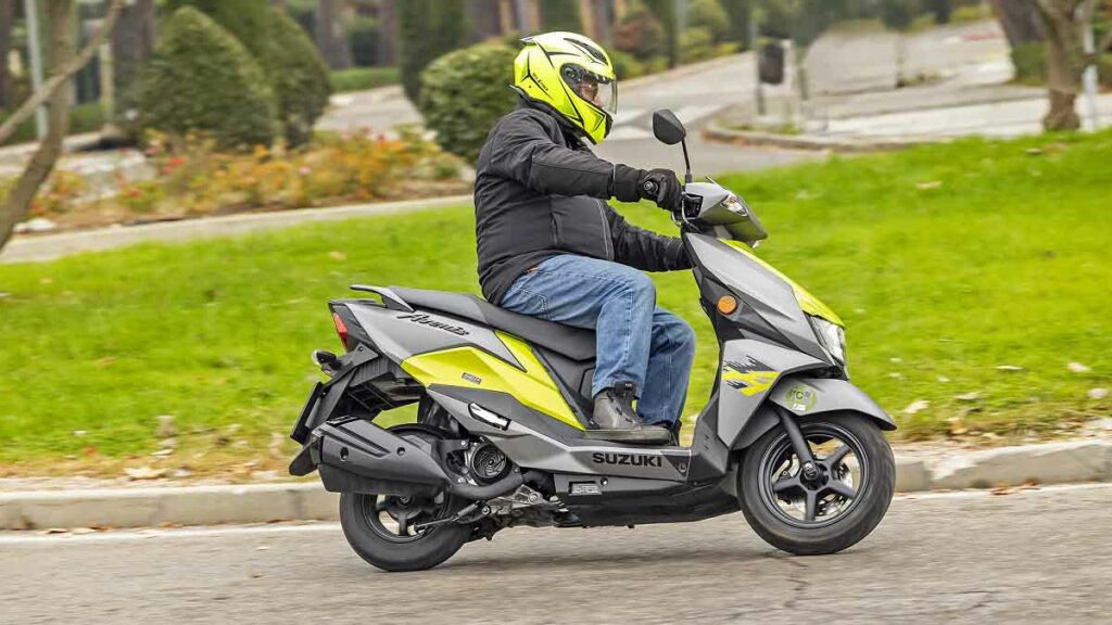 Suzuki Avenis 125 gris y verde, 2023