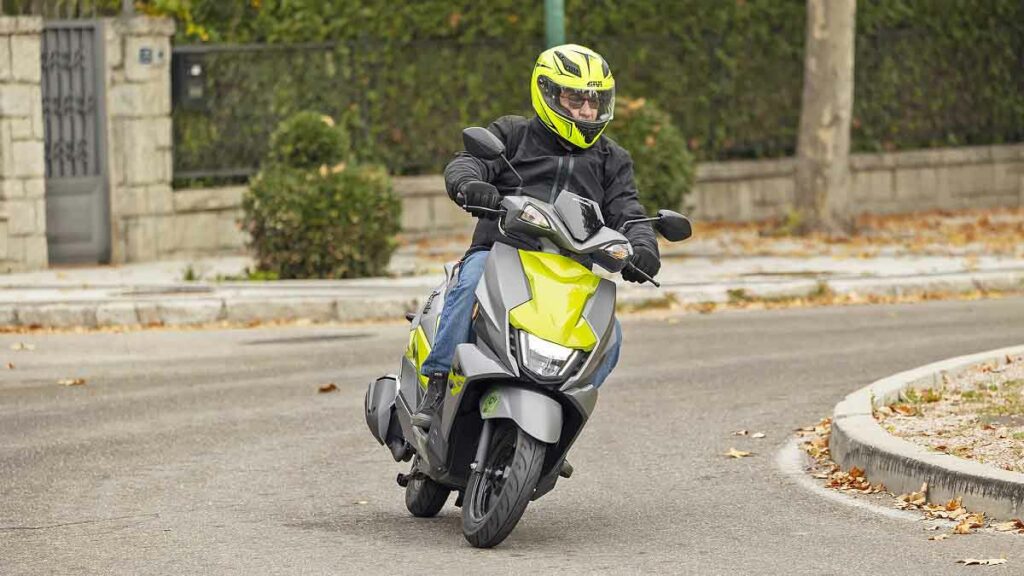 Rodando con el Suzuki Avenis 125, el scooter ligero de nueva generación 18 Suzuki Avenis 125 2023 26