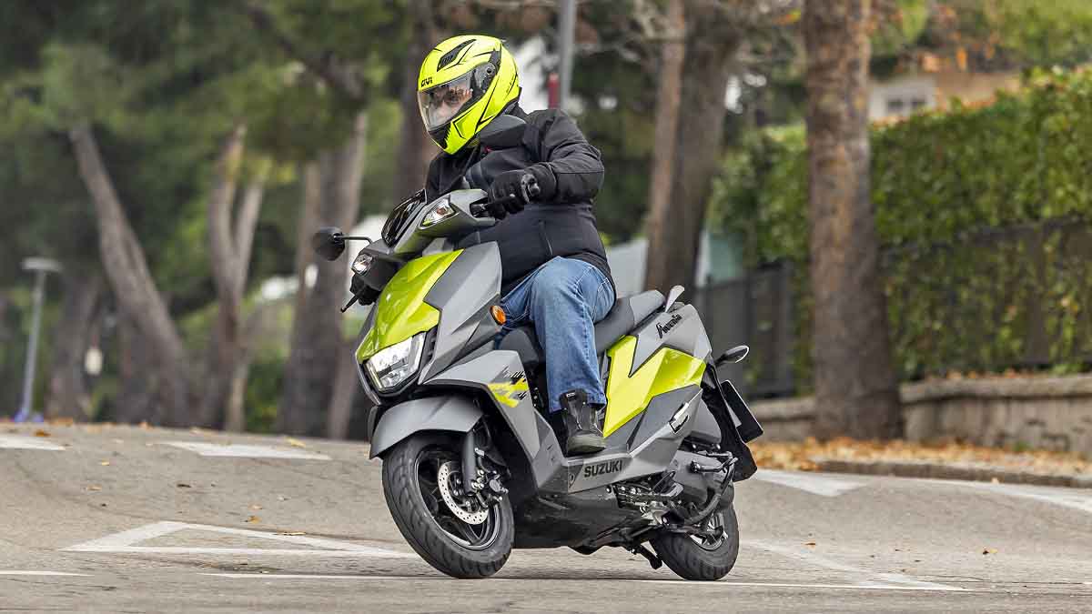 Suzuki Avenis 125 gris y verde, 2023