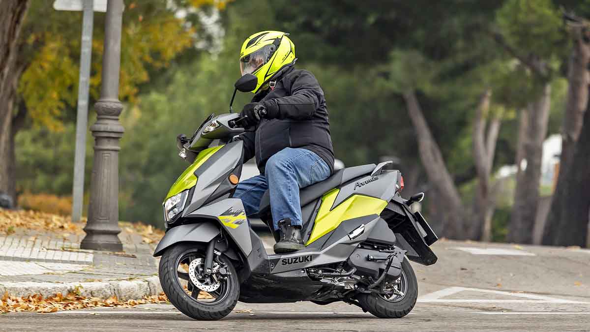 Suzuki Avenis 125 gris y verde, 2023