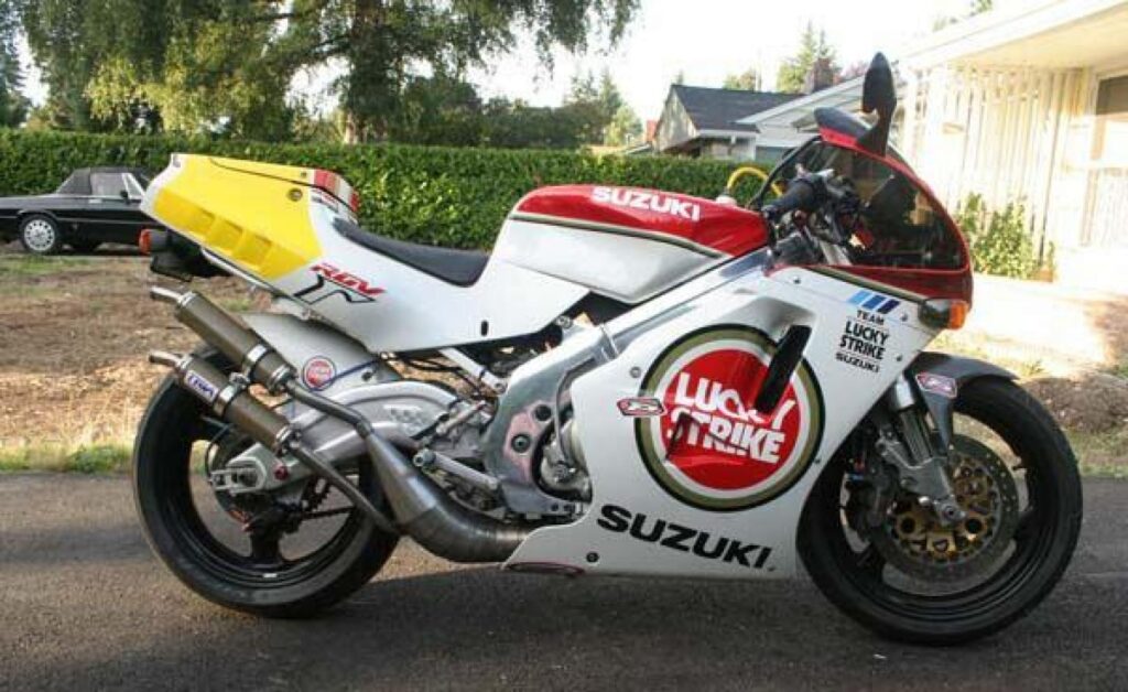 Las motos deportivas que hicieron historia en 1992 (II) 15 Suzuki RGV250