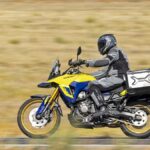 Suzuki V-Strom 800, amarrillo y azul con maletas, 2023