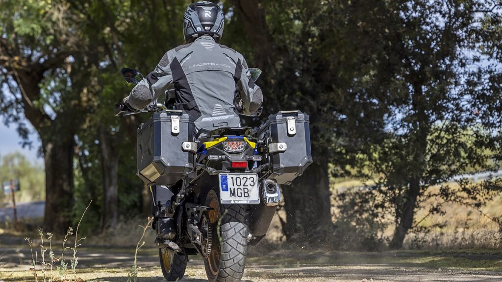 Suzuki V-Strom 800, amarrillo y azul con maletas, 2023