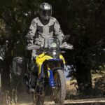 Suzuki V-Strom 800, amarrillo y azul con maletas, 2023