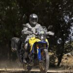 Suzuki V-Strom 800, amarrillo y azul con maletas, 2023