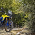 Suzuki V-Strom 800, amarrillo y azul con maletas, 2023