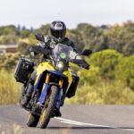 Suzuki V-Strom 800, amarrillo y azul con maletas, 2023