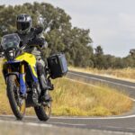 Suzuki V-Strom 800, amarrillo y azul con maletas, 2023