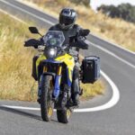 Suzuki V-Strom 800, amarrillo y azul con maletas, 2023