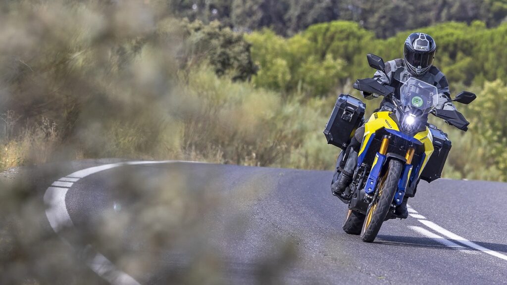 Suzuki V-Strom 800, amarrillo y azul con maletas, 2023