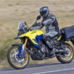 Suzuki V-Strom 800, amarrillo y azul con maletas, 2023