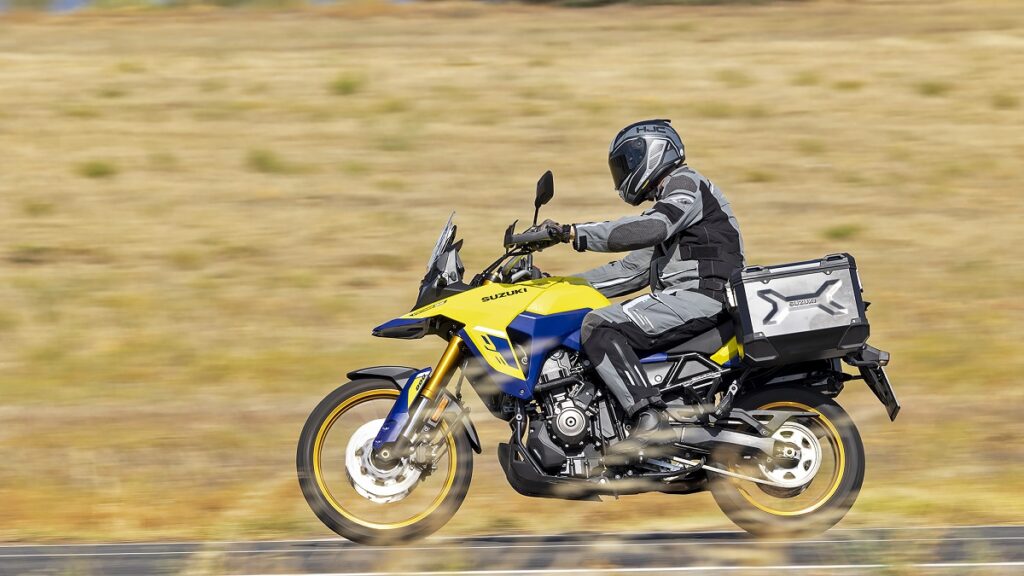 Suzuki V-Strom 800, amarrillo y azul con maletas, 2023