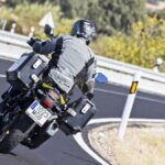 Suzuki V-Strom 800, amarrillo y azul con maletas, 2023