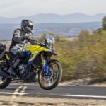 Suzuki V-Strom 800, amarrillo y azul con maletas, 2023