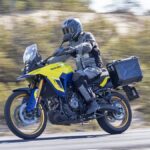 Suzuki V-Strom 800, amarrillo y azul con maletas, 2023