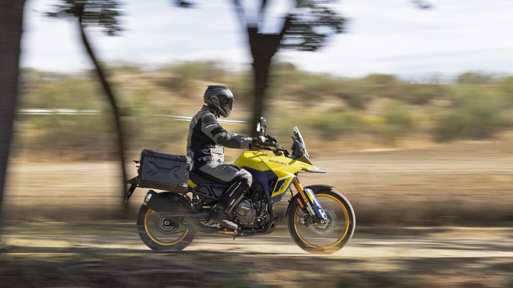 Suzuki V-Strom 800, amarrillo y azul con maletas, 2023