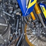 Suzuki V-Strom 800, amarrillo y azul con maletas, 2023