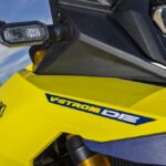 Suzuki V-Strom 800, amarrillo y azul con maletas, 2023