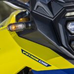 Suzuki V-Strom 800, amarrillo y azul con maletas, 2023