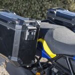 Suzuki V-Strom 800, amarrillo y azul con maletas, 2023