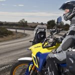 Suzuki V-Strom 800, amarrillo y azul con maletas, 2023