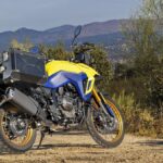 Suzuki V-Strom 800, amarrillo y azul con maletas, 2023