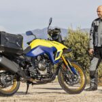 Suzuki V-Strom 800, amarrillo y azul con maletas, 2023