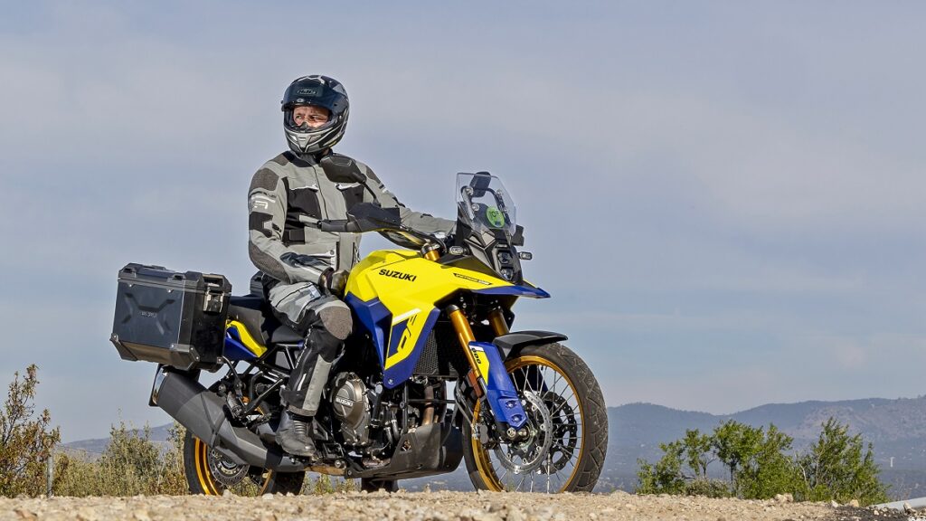 Suzuki V-Strom 800, amarrillo y azul con maletas, 2023