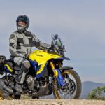 Suzuki V-Strom 800, amarrillo y azul con maletas, 2023