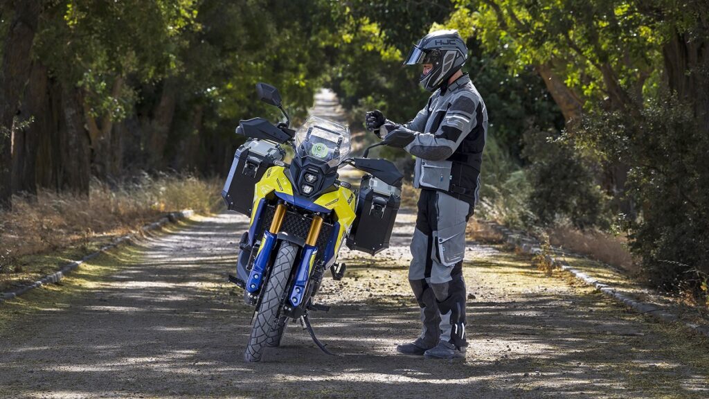 Suzuki V-Strom 800, amarrillo y azul con maletas, 2023