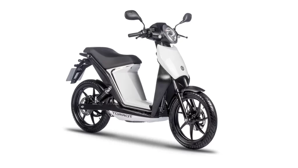 Este es el precio del VMoto Soco F01 y los scooter eléctricos rivales 19 Torrot Muvi Executive, blanco